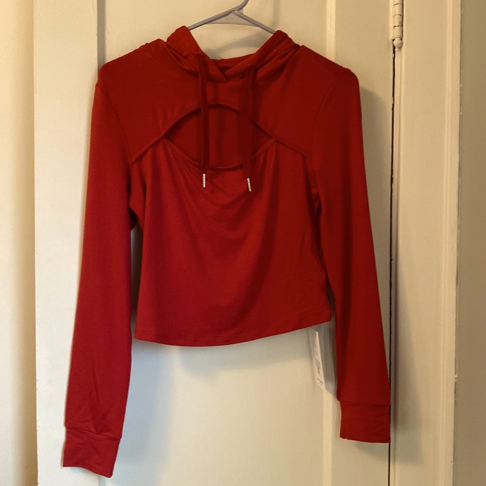 Great top with detail of cut out in front. It’s an active wear or leisure.